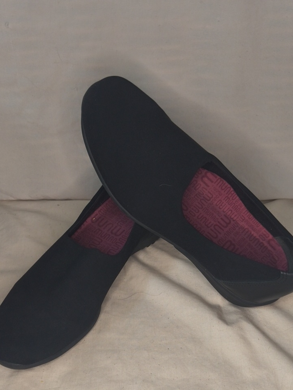 Munro Black Slip-On Loafers Shock Absorbing with Burgundy Inner Lining Size 7 AQ